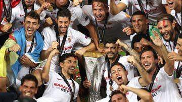 La plantilla del Sevilla celebra, de blanco, su última Europa League.