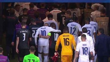Modric y Mbappé se abrazan, mientras el croata le pide la camiseta para el hijo de Vida.