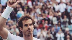 Andy Murray saludando al p&uacute;blico tras ganar un partido de tenis haciendo la se&ntilde;al de ok.