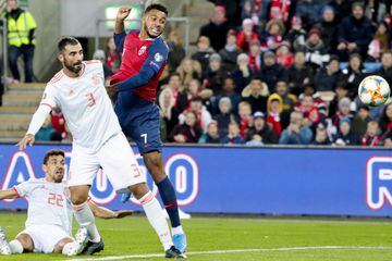 Oslo (Norway), 12/10/2019.- Spain's Raul Albiol (2-L) fights for the ball against Norway's Joshua King (R), during the UEFA EURO 2020 qualifying Group F soccer match between Norway and Spain at Ullevaal Stadium in Oslo, Norway, 12 October 2019. (Noruega, 