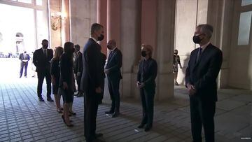 El tierra trágame del Director de la OMS al saludar al Rey Felipe VI en el funeral de estado