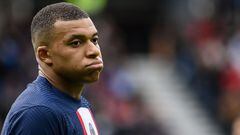 According to L’Équipe, the forward is annoyed at the treatment from PSG regarding his future.