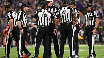 La NFL emplea una cuadrilla de referees para tomar las cadenas que miden los first down.