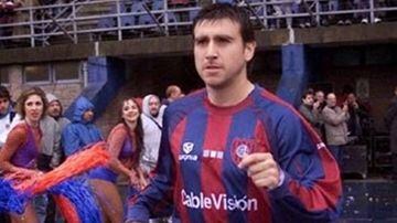Entre 2003 y 2004 defendió al club de Marcelo Tinelli para emigrar posteriormente a Arsenal de Sarandí.