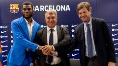 Franck Kessie, Joan Laporta y Mateu Alemany en la presentación del primero como nuevo jugador del Barcelona.