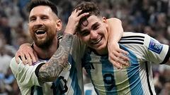 Lionel Messi (izquierda) y Julián Álvarez celebran luego que Álvarez anotó un gol para Argentina en la victoria 3-0 ante Croacia en la semifinal de la Copa Mundial, el martes 13 de diciembre de 2022, en Lusail, Qatar. (AP Foto/Martin Meissner)