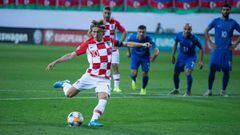 Luka Modric lanza un penalti contra Azerbaiy&aacute;n.