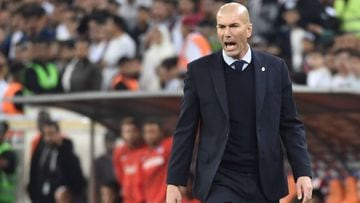 Zinedine Zidane da instrucciones durante la final de la Supercopa de Espa&ntilde;a.