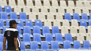 Un guardia observa el partido del Querétaro desde la tribuna del estadio La Corregidora
