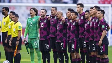 Jugadores de la Selecci&oacute;n Mexicana cantan el Himno Nacional en el Estadio Azteca