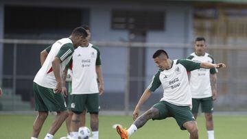 Jugadores de México durante un entrenamiento previo al juego contra Surinam.