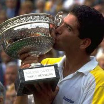 Otro sudamericano destacado. Ganó Roland Garros en 1990 y llegó a ser cuatro del planeta ese mismo año.