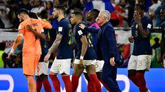 France's coach #00 Didier Deschamps (C-R) congratulates France's forward #10 Kylian Mbappe (C) after the Qatar 2022 World Cup round of 16 football match between France and Poland at the Al-Thumama Stadium in Doha on December 4, 2022. (Photo by JAVIER SORIANO / AFP)