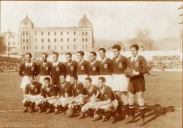 Kit from 1939 to 1945. In the photo the team ready to Portugal.