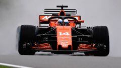 Fernando Alonso pilotando el McLaren con el Halo instalado en Sepang.