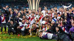 Los jugadores de River celebran sobre el c&eacute;sped del Bernab&eacute;u el triunfo en la final de la Copa Libertadores.