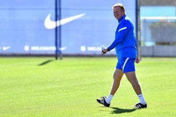Barcelona's Dutch coach Ronald Koeman arrives to head a training session at the Joan Gamper training ground in Sant Joan Despi on September 19, 2021, on the eve of their Spanish League football match against Granada. (Photo by Pau BARRENA / AFP)