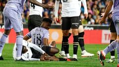 Aurelien Tchouameni cae, de manera accidental, encima de la pierna derecha del jugador del Valencia, doblando de manera antinatural la articulacion del defensa guineano.
