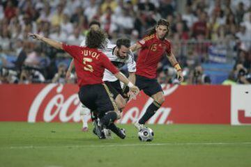 29 de junio de 2008. Final de la Eurocopa de Austria y Suiza entre Alemania y España. Metzelder y Sergio Ramos.
