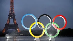 La Torre Eiffel junto a los anillos de los Juegos Olímpicos.