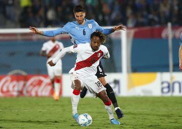 André Carrillo se lesiona en el Uruguay vs. Perú, en Montevideo.