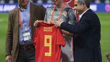 Homenaje a Enrique Castro 'Quini'. El nieto del jugador recibió una camiseta de la Selección española con el 9 y el nombre de 'Quini' a la espalda.