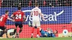 Rakitic, de espaldas, tras fallar el penalti en Pamplona.