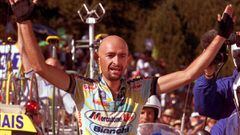 Marco Pantani celebra su victoria en la cima de Plateau de Beille en el Tour de Francia 1998.