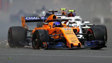 Fernando Alonso con el McLaren da&ntilde;ado en Bak&uacute;.
