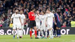Los jugadores del Real Madrid protestan al árbitro durante el último Clásico de Copa.