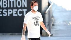Coronavirus: a masked Messi returns for Barcelona tests