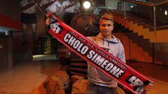 Gianluca Simeone posa con la bufanda del Cholo.