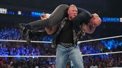 Brock Lesnar ataca a Adam Pearce.