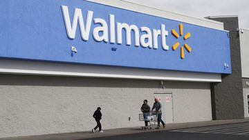 La gente compra en un Walmart el jueves 6 de febrero de 2020 en El Paso, Texas.
