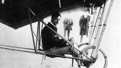 Aviador francés Roland Garros en su avión Santos-Dumont Demoiselle, con el que tomó parte en la carrera del Circuito Europeo 1911.