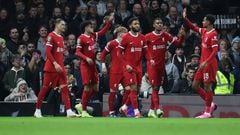 Luis Díaz y sus compañeros de Liverpool festejando un gol en Carabao Cup.