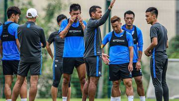 Guangzhou R&amp;F&#039;s head coach Giovanni van Bronckhorst (C) attends a football training session in Guangzhou in China&#039;s southern Guangdong province on April 20, 2020. (Photo by STR / AFP) / China OUT