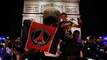 Paris Saint-Germain supporters celebrate their team&#039;s 3-0 win over RB Leipzig at the Champs-Elysees Avenue near the Arc de Triomphe in Paris on late August 18, 2020 following the UEFA Champions League semi-final football match between Leipzig and Par