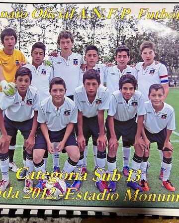 En el fútbol joven de Colo Colo compartió con Carlo Villanueva, Iván Morales, 'Nacho' Saavedra, Williams Alarcón, Zederick Vega y Misael Llantén. 