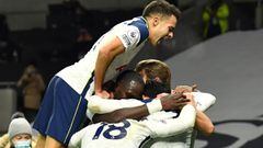 London (United Kingdom), 06/12/2020.- Sergio Reguilon (top) of Tottenham and teammates celebrate after they scored the 2-0 the English Premier League soccer match between Tottenham Hotspur and Arsenal FC in London, Britain, 06 December 2020. (Reino Unido,