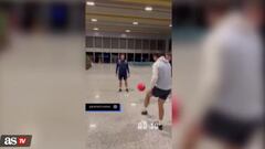 Los tenistas jugando fútbol en el aeropuerto de Belo Horizonte, Brasil, a las 2 de la madrugada.