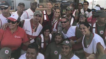 Maria Sharapova y M&oacute;nica Puig posan con los voluntarios de Cruz Roja que ayudan a las v&iacute;ctimas del hurac&aacute;n Mar&iacute;a en Puerto Rico.