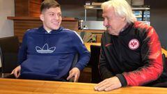 Luka Jovic y Dragoslav Stepanovic charlan durante el paso del delantero serbio por el Eintracht de Frankfurt.