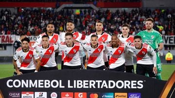 Argentina's River Plate players pose for pictures before the Copa Libertadores group stage football against Chile's Colo Colo, at the Monumental stadium in Buenos Aires, on May 19, 2022. (Photo by MARCOS BRINDICCI / AFP)