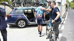 El ciclista colombiano Miguel &Aacute;ngel L&oacute;pez se baja de la bicicleta durante la cuarta etapa del Giro de Italia 2022.