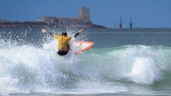 Surfista surfeando una ola en la playa de la Barrosa, Chiclana de la Frontera (C&aacute;diz), el s&aacute;bado 28 de octubre del 2023, durante una competici&oacute;n de surf.