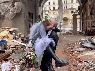 La pareja de ucranianos Anastasia Grachova y Anton Sokolov se casaron en Kharkiv, en plena devastación por la guerra. Sus fotos de boda no dejan indiferente a nadie.
