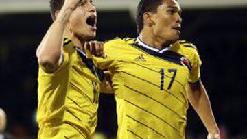 James Rodr&iacute;guez y Carlos Bacca celebran un gol de la Selecci&oacute;n Colombia. 