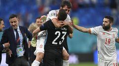 Oyarzabal y Unai Sim&oacute;n se abrazan tras la clasificaci&oacute;n de Espa&ntilde;a para semifinales de la Eurocopa tras eliminar a Suiza.