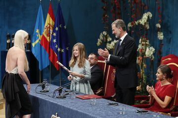 Vonn receives her award from Princess Leonor, with King Felipe VI and Queen Letizia in attendance.